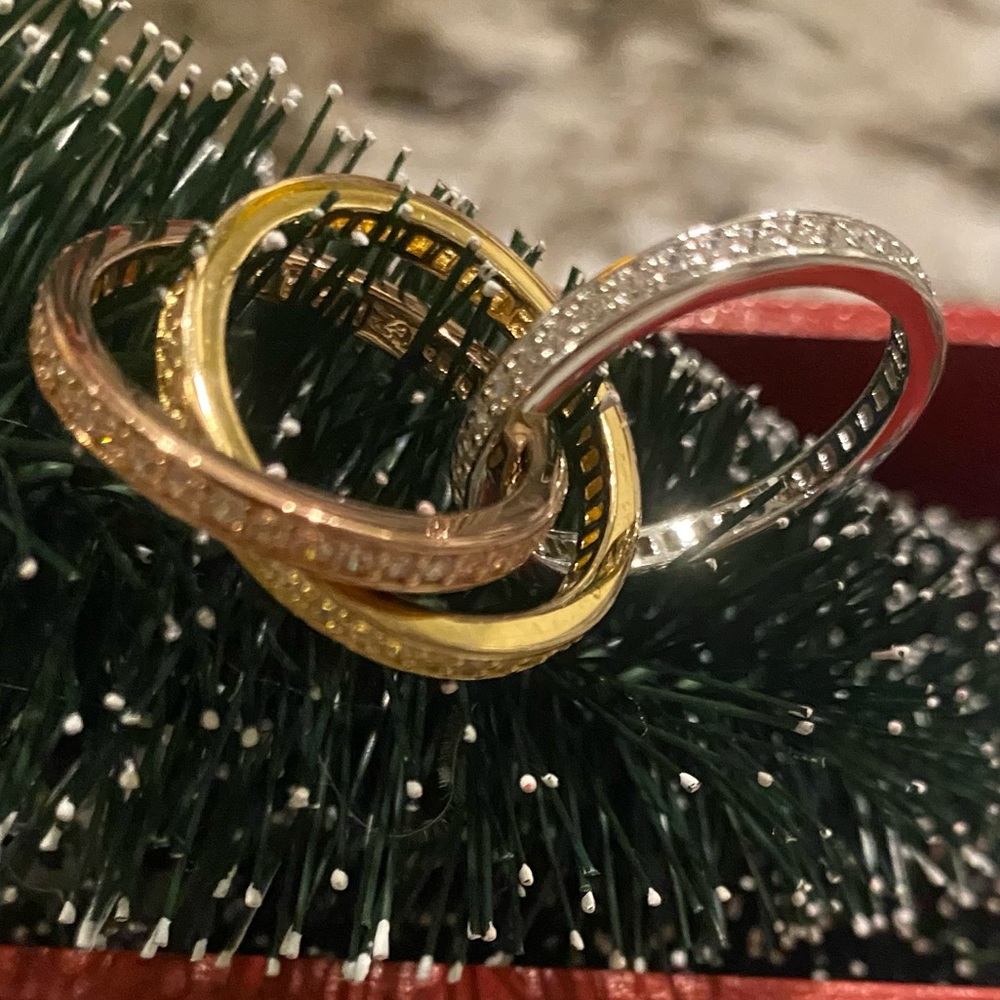 Elegant Tri-Color Interlocking Ring Set